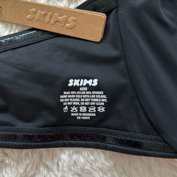 SKIMS Smoothing Strapless Bra in Onyx Size 42DD - Picture 8 of 10